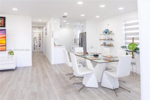 House in Hallandale Beach, Florida 3 bedrooms, 120.77 sq.m. № 2068172 - photo 12