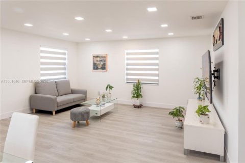 House in Hallandale Beach, Florida 3 bedrooms, 120.77 sq.m. № 2068172 - photo 11