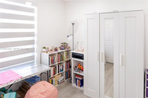 House in Hallandale Beach, Florida 3 bedrooms, 120.77 sq.m. № 2068172 - photo 30