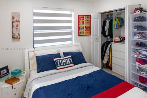 House in Hallandale Beach, Florida 3 bedrooms, 120.77 sq.m. № 2068172 - photo 25