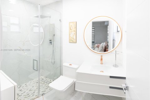 House in Hallandale Beach, Florida 3 bedrooms, 120.77 sq.m. № 2068172 - photo 20