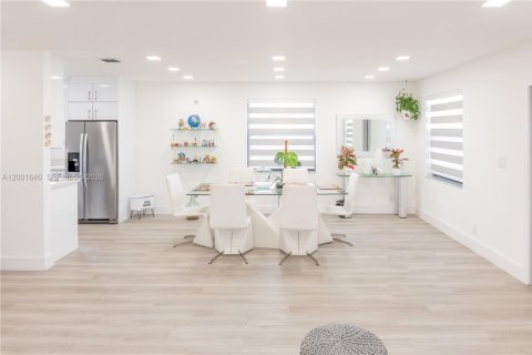 House in Hallandale Beach, Florida 3 bedrooms, 120.77 sq.m. № 2068172 - photo 10