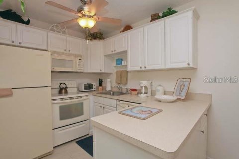 Condo in Sarasota, Florida, 1 bedroom  № 213064 - photo 7