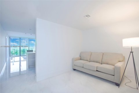 Condo in North Miami Beach, Florida, 2 bedrooms  № 1697911 - photo 17