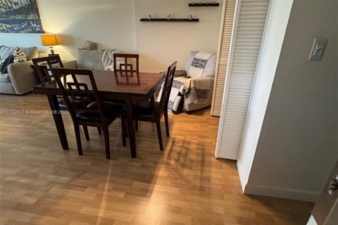 Condo in Hollywood, Florida, 1 bedroom  № 1698661 - photo 12