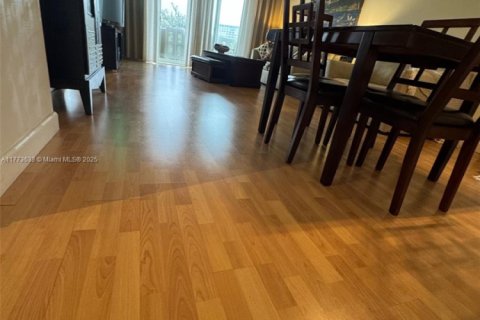 Condo in Hollywood, Florida, 1 bedroom  № 1698661 - photo 17
