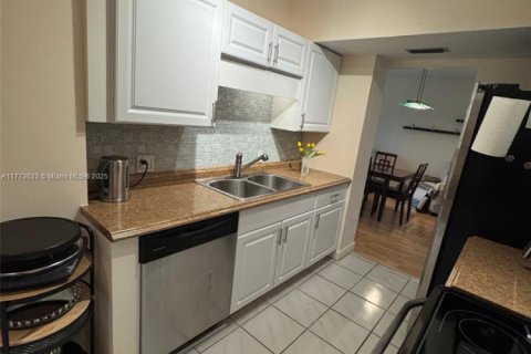 Condo in Hollywood, Florida, 1 bedroom  № 1698661 - photo 7