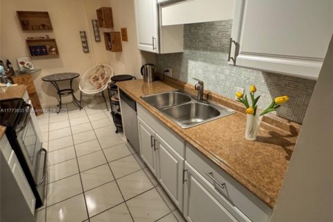 Condo in Hollywood, Florida, 1 bedroom  № 1698661 - photo 5