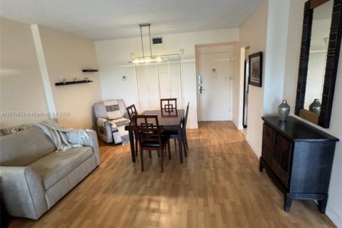 Condo in Hollywood, Florida, 1 bedroom  № 1698661 - photo 15
