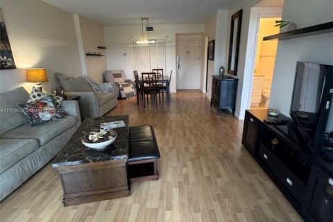 Condo in Hollywood, Florida, 1 bedroom  № 1698661 - photo 18