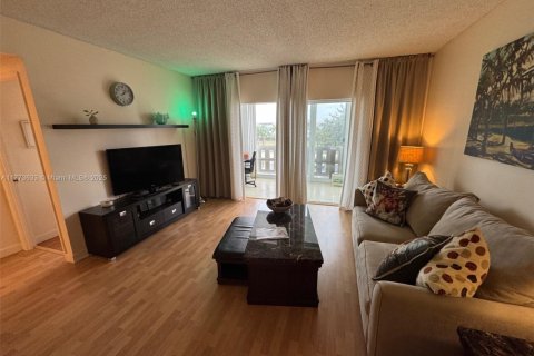 Condo in Hollywood, Florida, 1 bedroom  № 1698661 - photo 16
