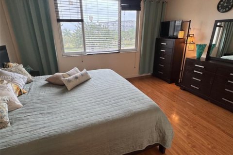 Condo in Hollywood, Florida, 1 bedroom  № 1698661 - photo 21