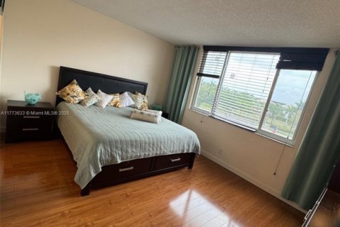 Condo in Hollywood, Florida, 1 bedroom  № 1698661 - photo 24