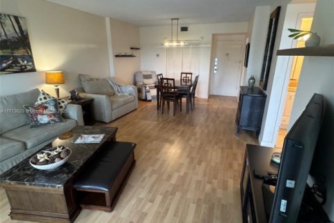 Condo in Hollywood, Florida, 1 bedroom  № 1698661 - photo 14