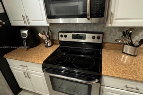 Condo in Hollywood, Florida, 1 bedroom  № 1698661 - photo 9
