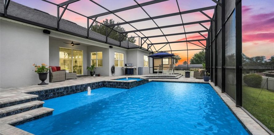 House in Clermont, Florida 5 bedrooms, 246.93 sq.m. № 1906955