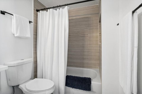 Townhouse in Tampa, Florida 2 bedrooms, 115.94 sq.m. № 2135917 - photo 29