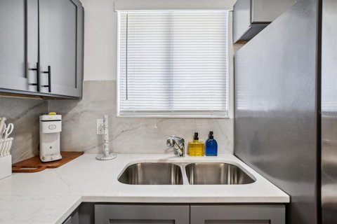 Townhouse in Tampa, Florida 2 bedrooms, 115.94 sq.m. № 2135917 - photo 12
