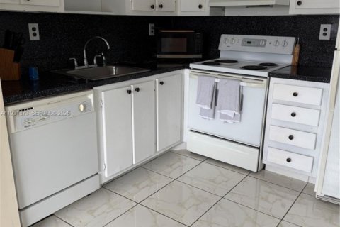 Condo in Delray Beach, Florida, 1 bedroom  № 1990254 - photo 4