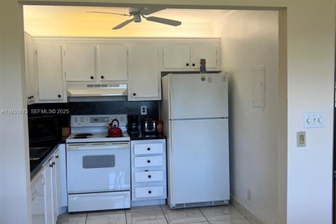 Condo in Delray Beach, Florida, 1 bedroom  № 1990254 - photo 10
