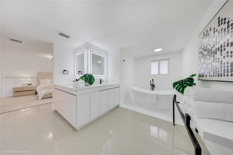 Casa en venta en Miami, Florida, 4 dormitorios, 323.86 m2 № 1945900 - foto 11
