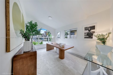 Casa en venta en Miami, Florida, 4 dormitorios, 323.86 m2 № 1945900 - foto 7