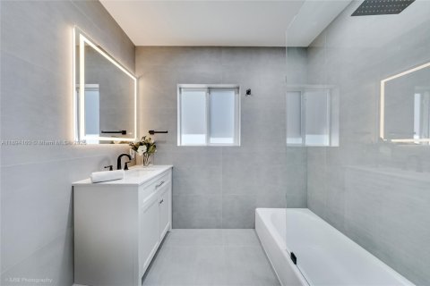 Casa en venta en Miami, Florida, 4 dormitorios, 323.86 m2 № 1945900 - foto 21