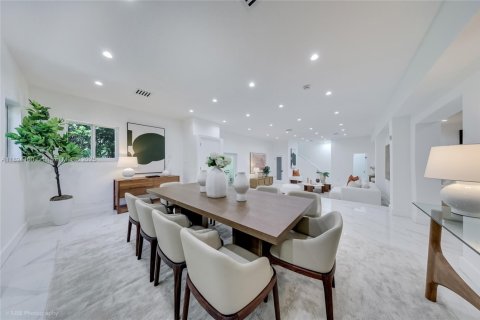 Casa en venta en Miami, Florida, 4 dormitorios, 323.86 m2 № 1945900 - foto 3