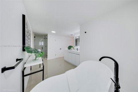 Casa en venta en Miami, Florida, 4 dormitorios, 323.86 m2 № 1945900 - foto 13