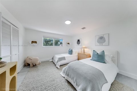 Casa en venta en Miami, Florida, 4 dormitorios, 323.86 m2 № 1945900 - foto 16