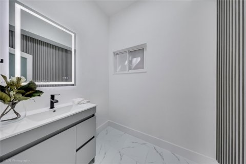 Casa en venta en Miami, Florida, 4 dormitorios, 323.86 m2 № 1945900 - foto 18