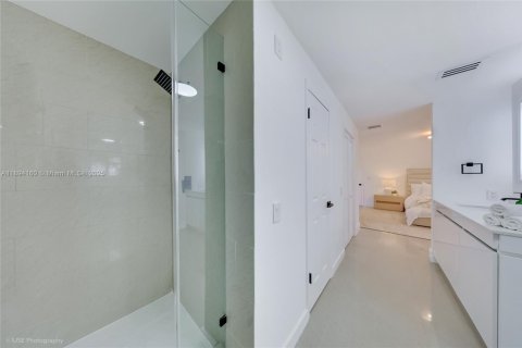 Casa en venta en Miami, Florida, 4 dormitorios, 323.86 m2 № 1945900 - foto 12