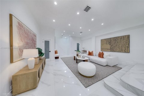 Casa en venta en Miami, Florida, 4 dormitorios, 323.86 m2 № 1945900 - foto 5