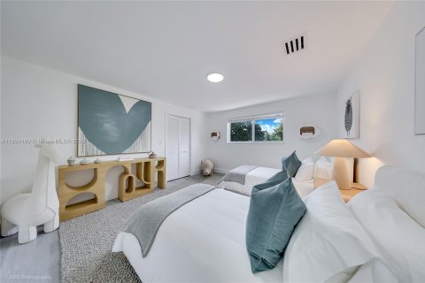 Casa en venta en Miami, Florida, 4 dormitorios, 323.86 m2 № 1945900 - foto 17