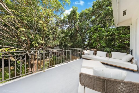 Casa en venta en Miami, Florida, 4 dormitorios, 323.86 m2 № 1945900 - foto 14