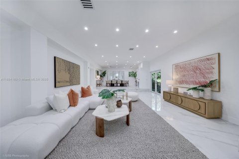 Casa en venta en Miami, Florida, 4 dormitorios, 323.86 m2 № 1945900 - foto 6