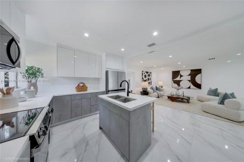 Casa en venta en Miami, Florida, 4 dormitorios, 323.86 m2 № 1945900 - foto 1