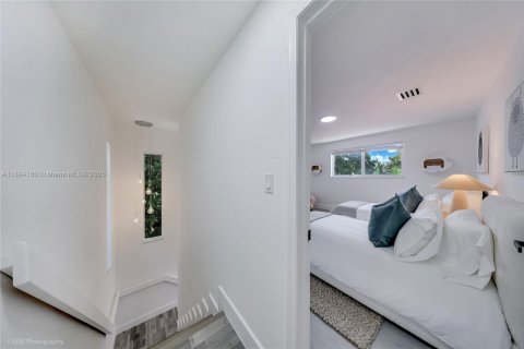 Casa en venta en Miami, Florida, 4 dormitorios, 323.86 m2 № 1945900 - foto 15