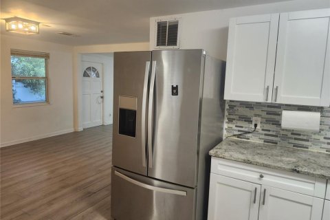 House in Tampa, Florida 3 bedrooms, 137.31 sq.m. № 2363302