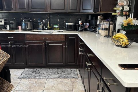 Townhouse in Miami Gardens, Florida 2 bedrooms, 107.02 sq.m. № 1989991 - photo 3