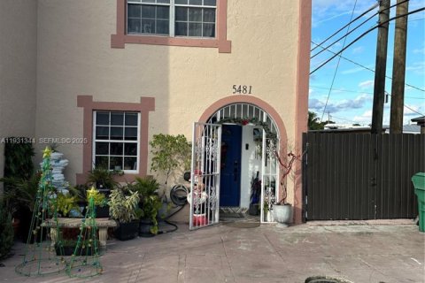 Townhouse in Miami Gardens, Florida 2 bedrooms, 107.02 sq.m. № 1989991 - photo 1
