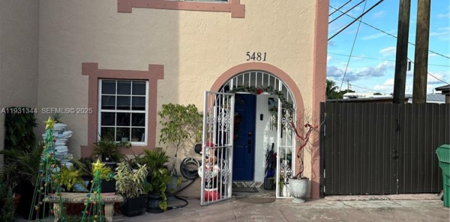 Townhouse in Miami Gardens, Florida 2 bedrooms, 107.02 sq.m. № 1989991