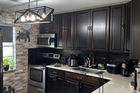 Townhouse in Miami Gardens, Florida 2 bedrooms, 107.02 sq.m. № 1989991 - photo 2