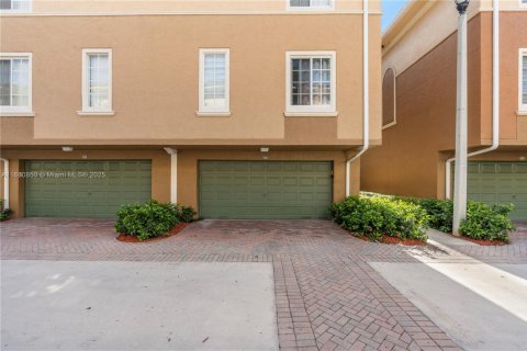 Townhouse in Aventura, Florida 4 bedrooms, 137.59 sq.m. № 1925030 - photo 1