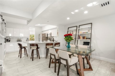 Townhouse in Aventura, Florida 4 bedrooms, 137.59 sq.m. № 1925030 - photo 10