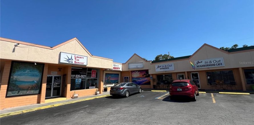 Commercial property in Gulfport, Florida 1797.57 sq.m. № 1780466