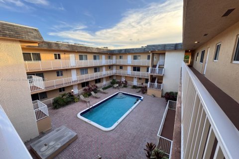 Copropriété à louer à Pembroke Pines, Floride: 1 chambre, 63.55 m2 № 1796342 - photo 1