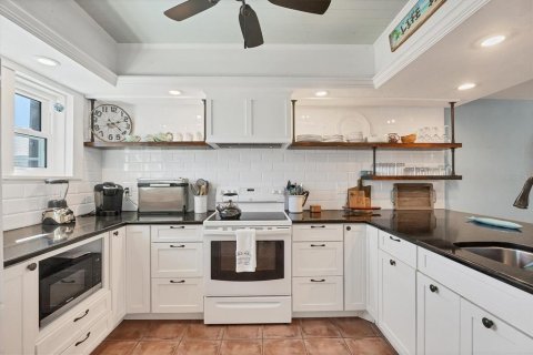 Condo in Boca Grande, Florida, 2 bedrooms  № 1910240 - photo 18
