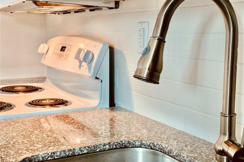 Apartment in Miami, Florida 1 bedroom № 2002889 - photo 5