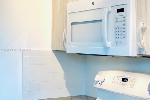 Apartment in Miami, Florida 1 bedroom № 2002889 - photo 6